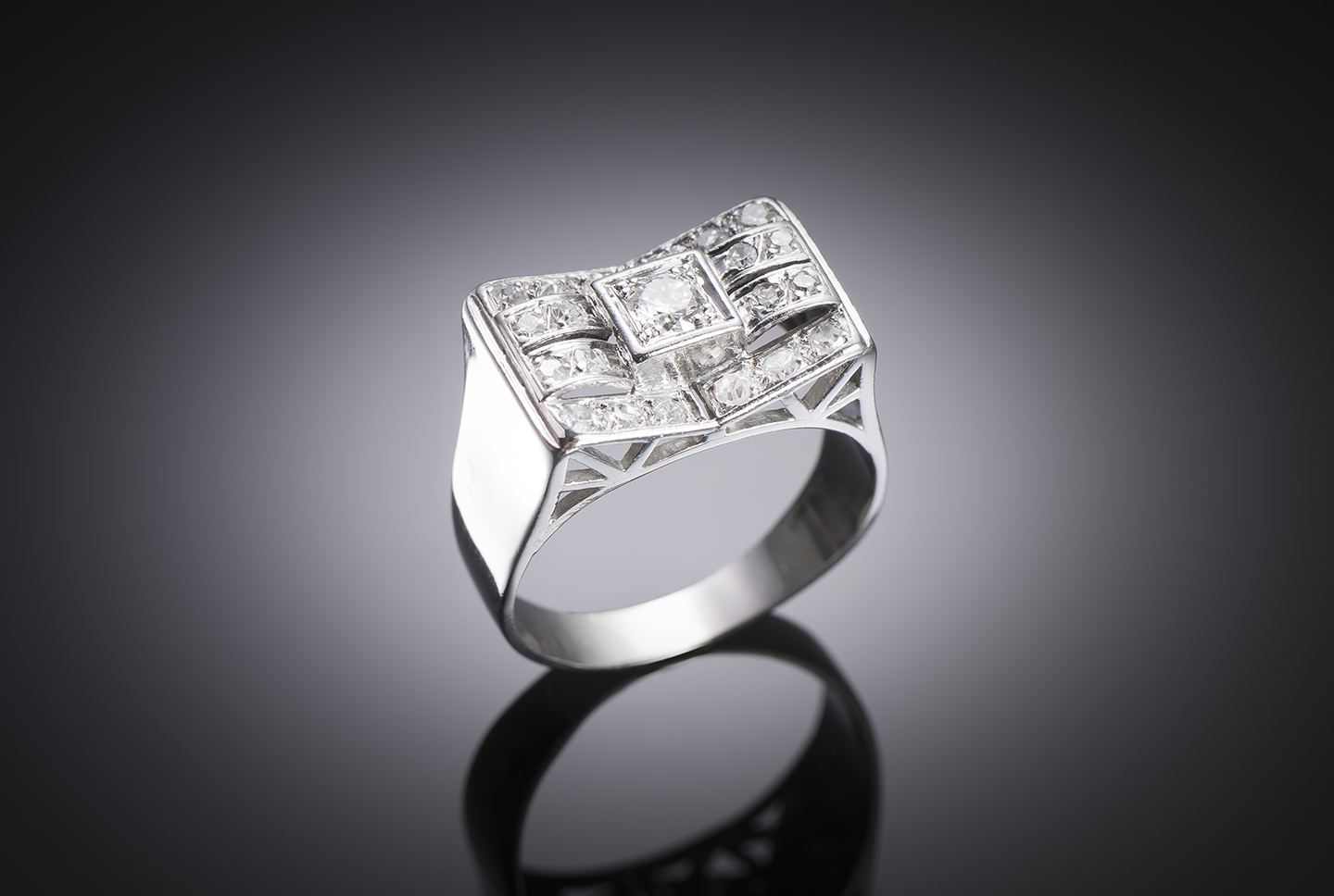 Bague moderniste diamants (1 carat). Travail français vers 1935.-1