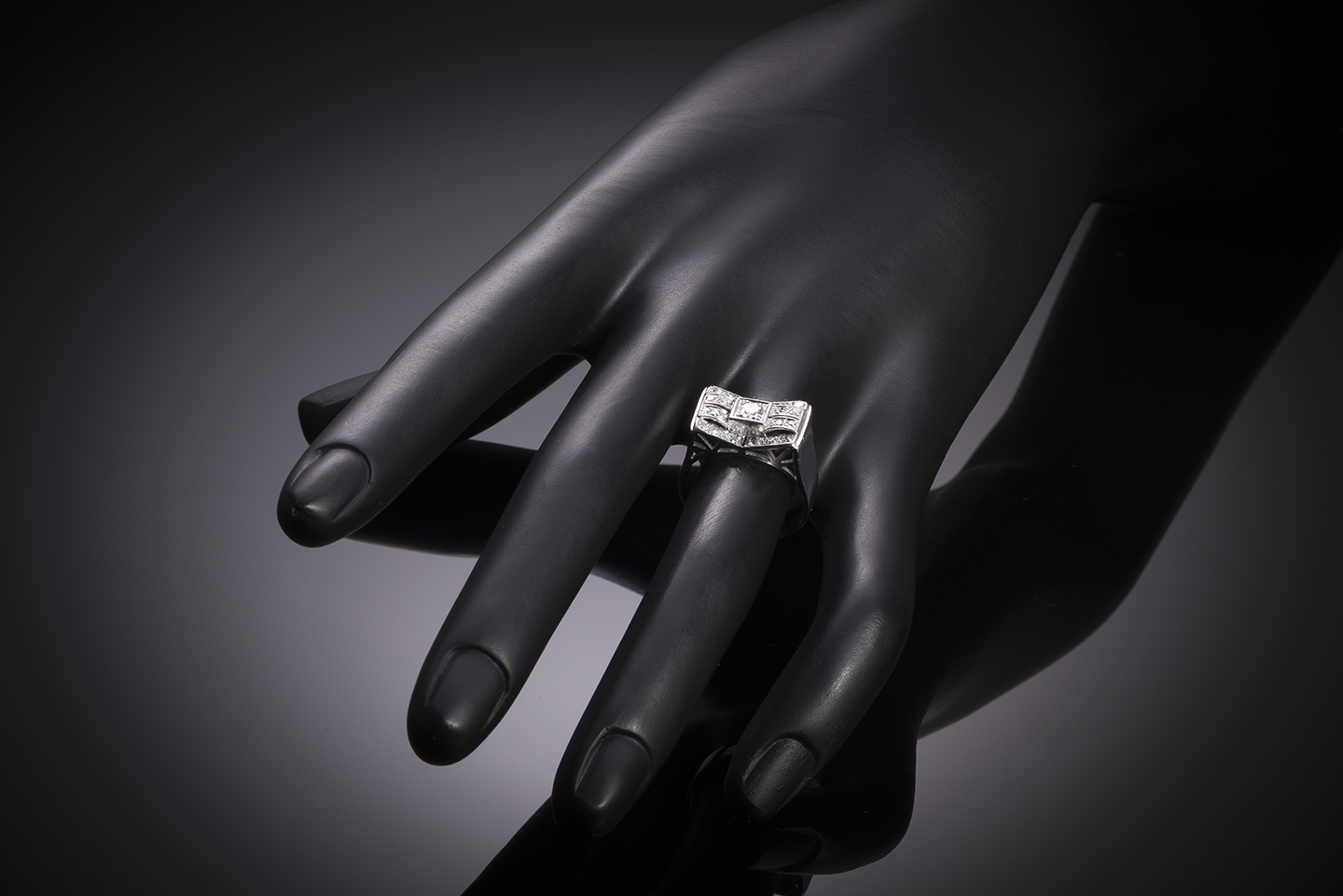 Bague moderniste diamants (1 carat). Travail français vers 1935.-2