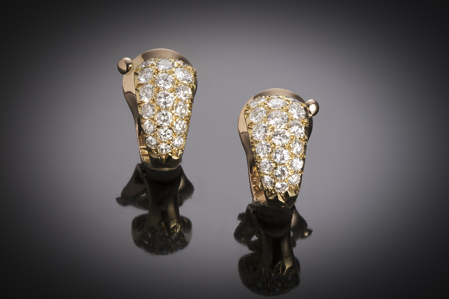 Boucles d’oreilles Van Cleef & Arpels (signées et numérotées) diamants (2 carats) vers 1960, poinçon : A. Vassort-1
