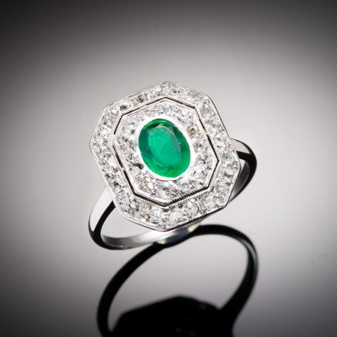 Bague Art déco émeraude vert intense (certificat laboratoire) et diamants sur platine