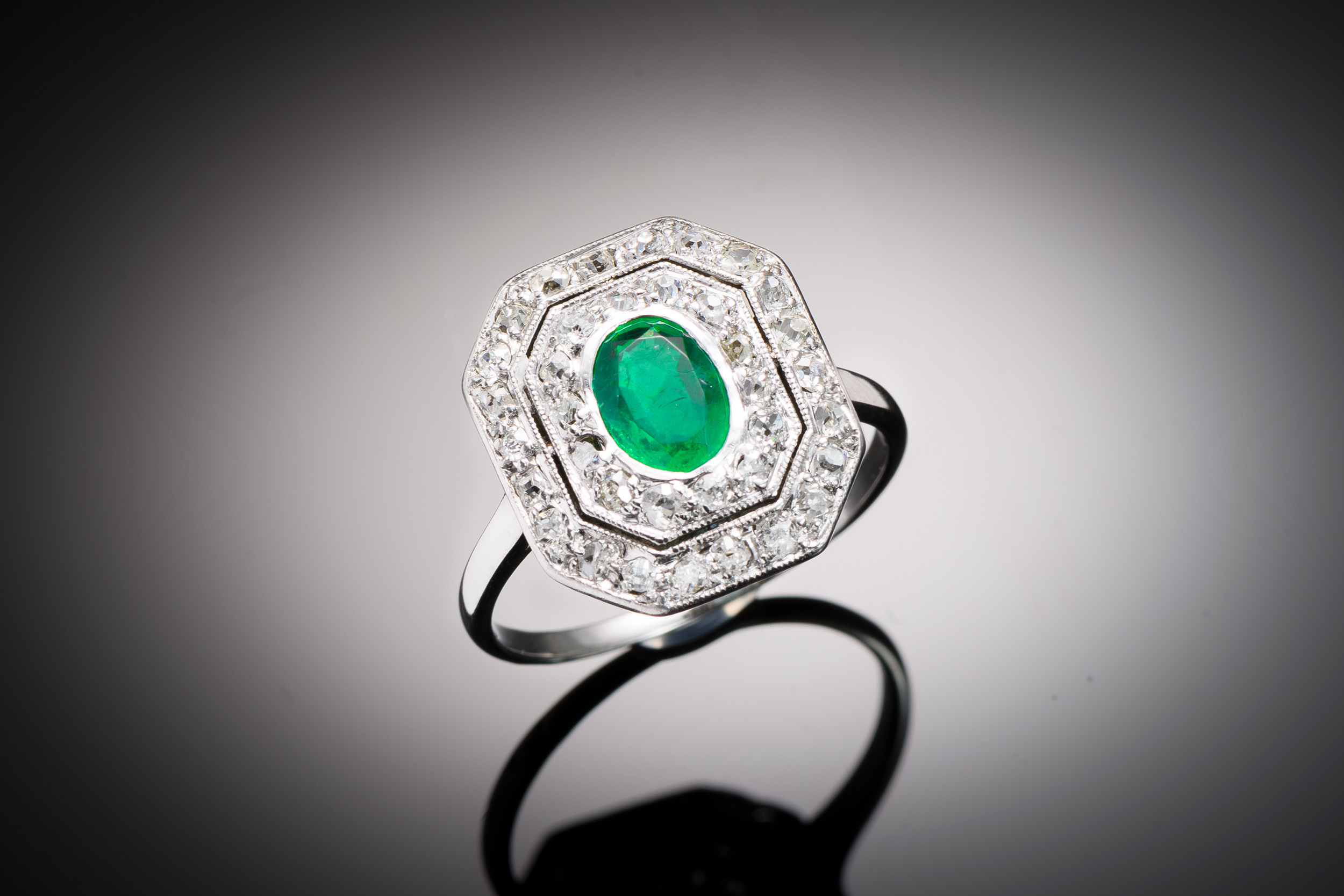 Bague Art déco émeraude vert intense (certificat laboratoire) et diamants sur platine-1