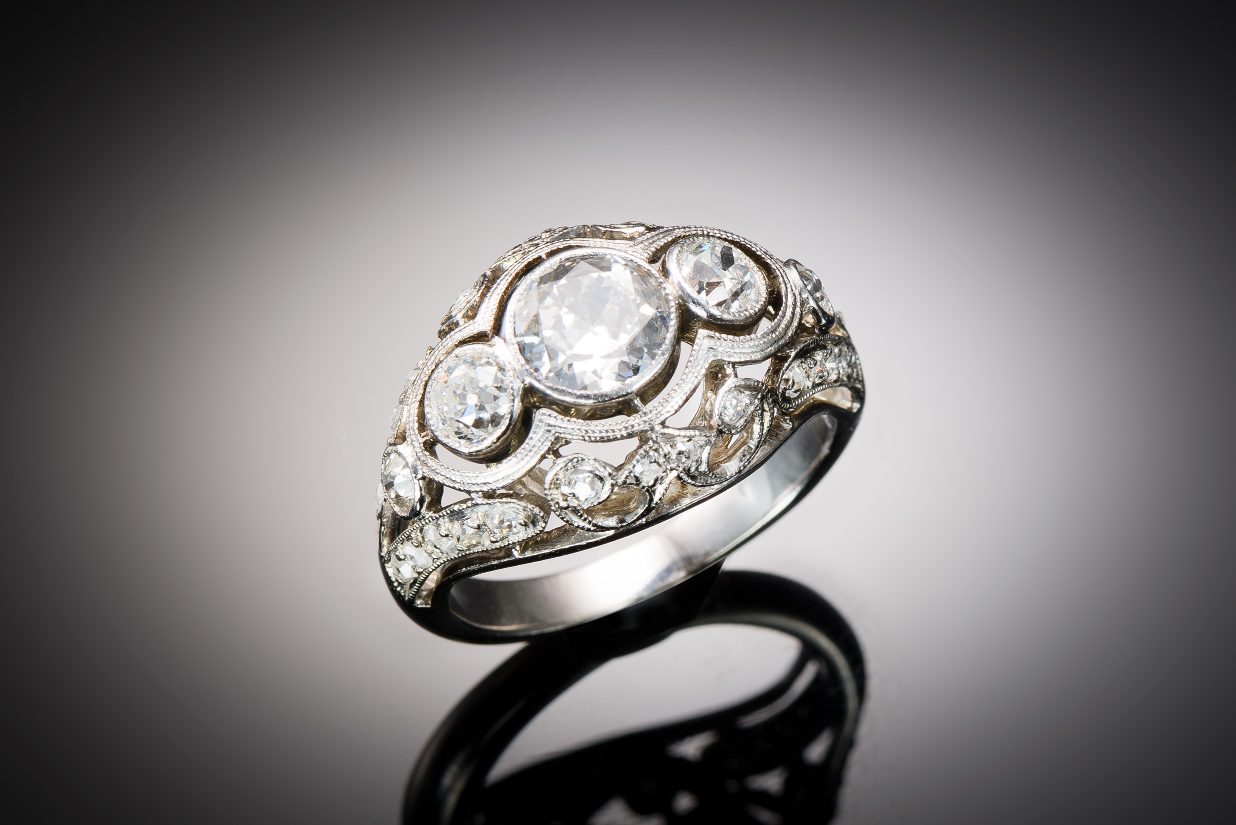 Bague Art déco diamants (1,80 carat dont centre 1,10 carat). Travail français vers 1930.-1