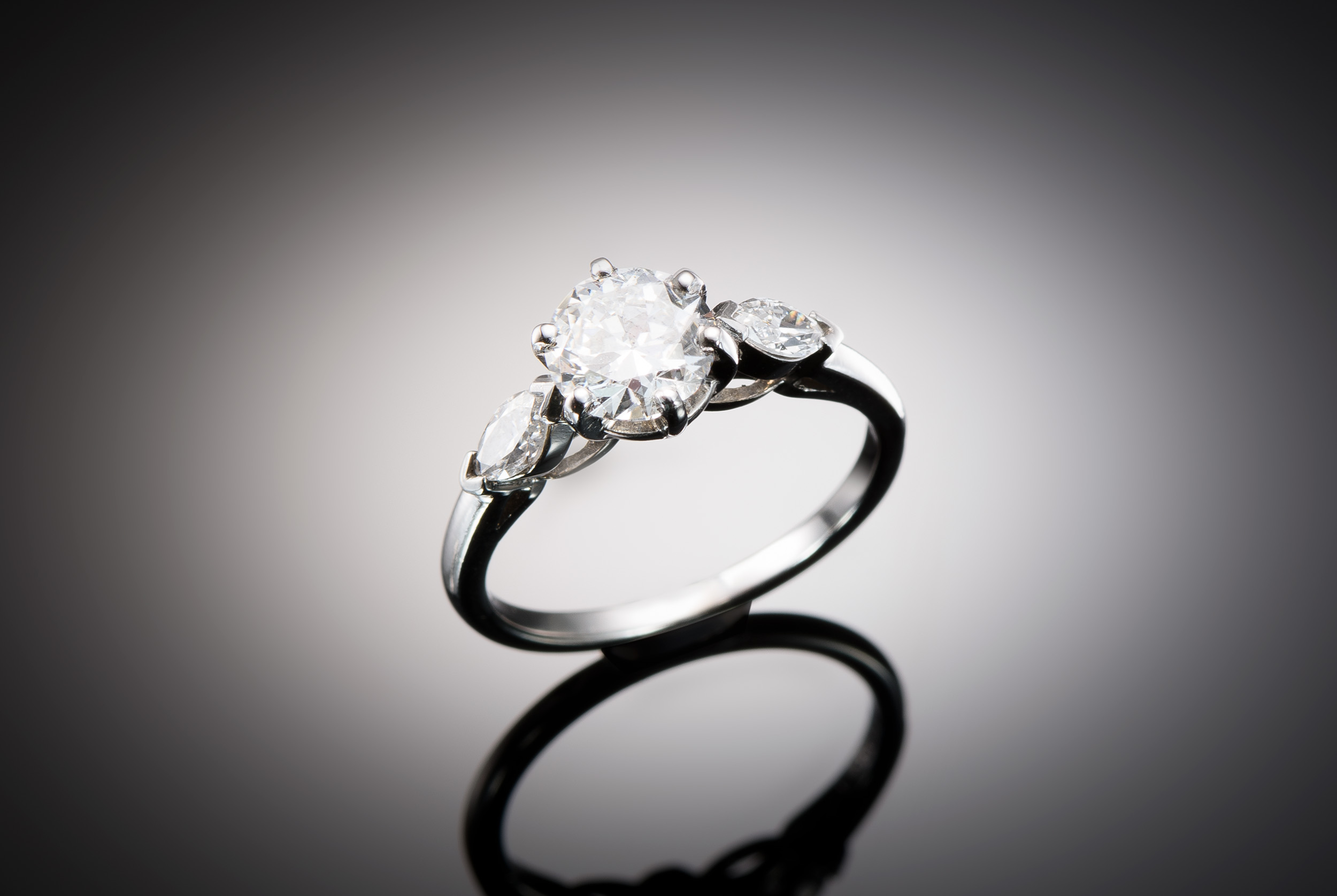 Bague Mellerio diamant brillant 1,08 carat blanc exceptionnel Certificat du Laboratoire Français de Gemmologie) et diamants marquise en platine-1