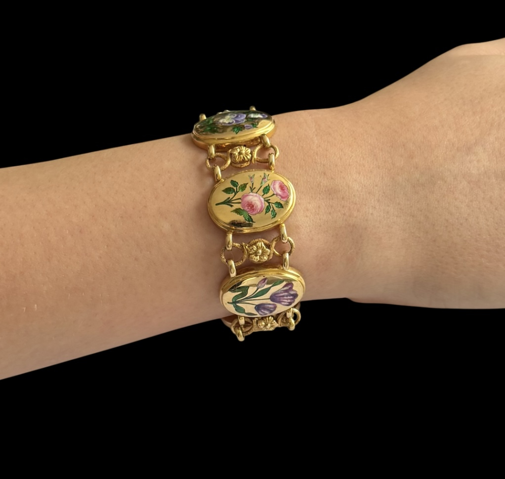 Bracelet émaillé à motifs floraux. Travail français d’Alexis Payen et Eugène Soibinet à Paris vers 1850 – 1860.-3