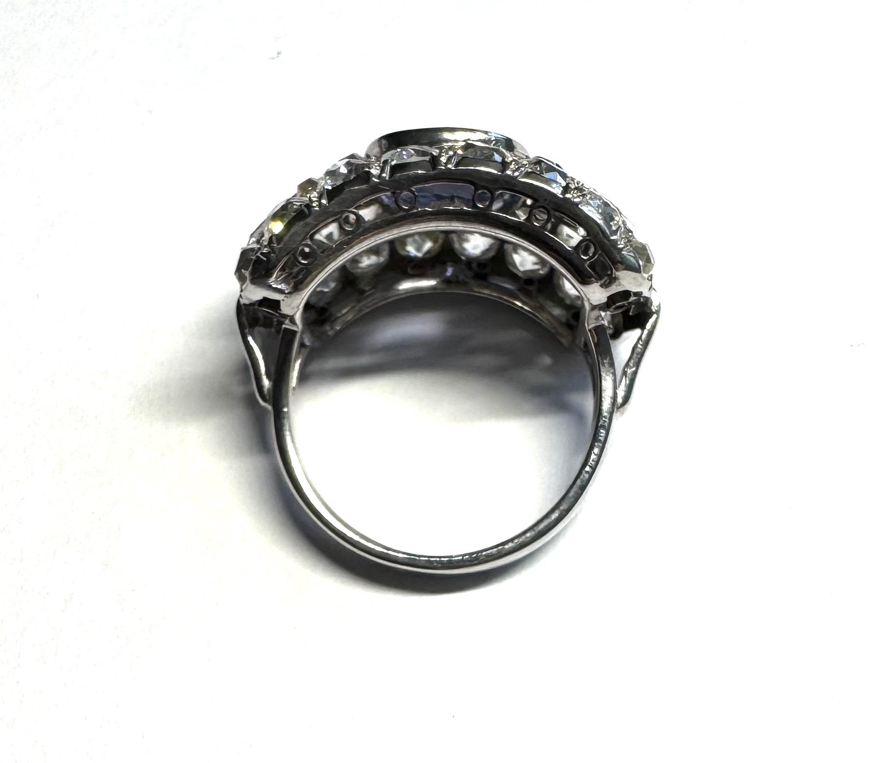 Bague Art déco saphir non chauffé (certificat du LFG) et diamants. Travail français vers 1930.-2
