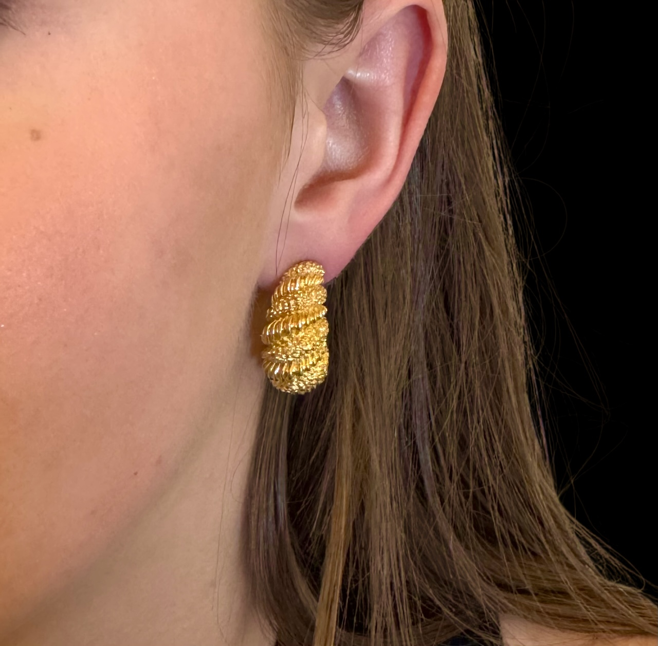 Importantes boucles d’oreilles O.J. Perrin vintage en or, 25,80 grs (avec trace de poinçon de maître figurant un L pouvant correspondre à une création de Georges Lenfant)-2
