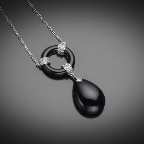 Pendentif Art déco onyx diamants Art Déco. Travail français vers 1930.