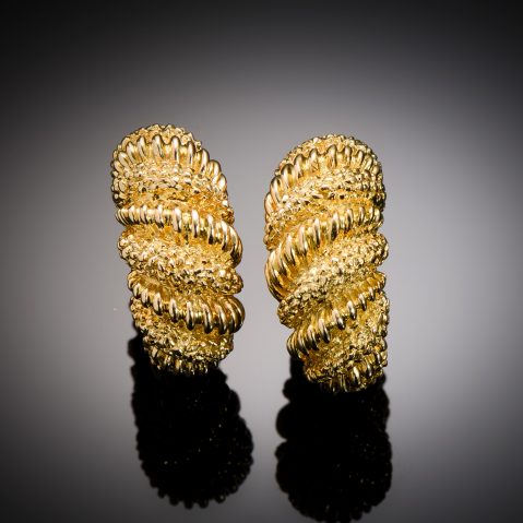 Importantes boucles d’oreilles O.J. Perrin vintage en or, 25,80 grs (avec trace de poinçon de maître figurant un L pouvant correspondre à une création de Georges Lenfant)