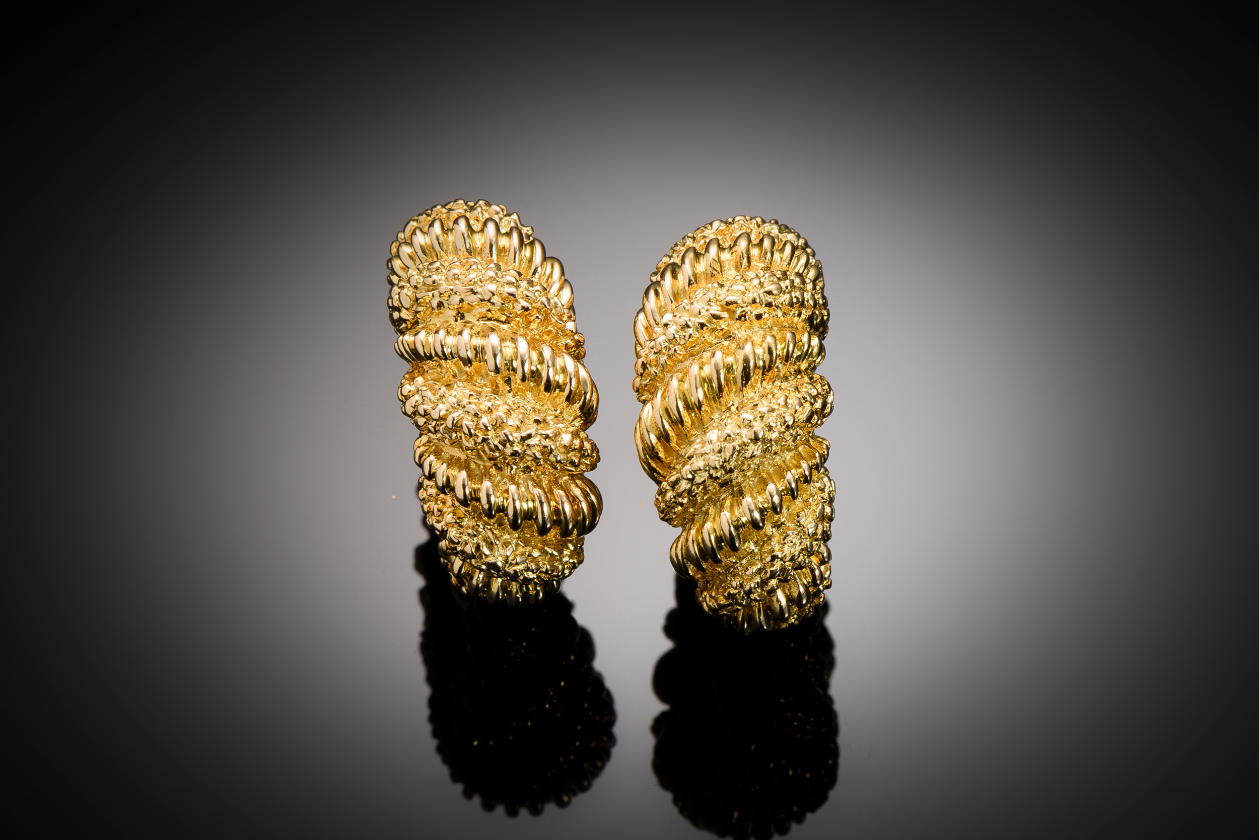 Importantes boucles d’oreilles O.J. Perrin vintage en or, 25,80 grs (avec trace de poinçon de maître figurant un L pouvant correspondre à une création de Georges Lenfant)-1