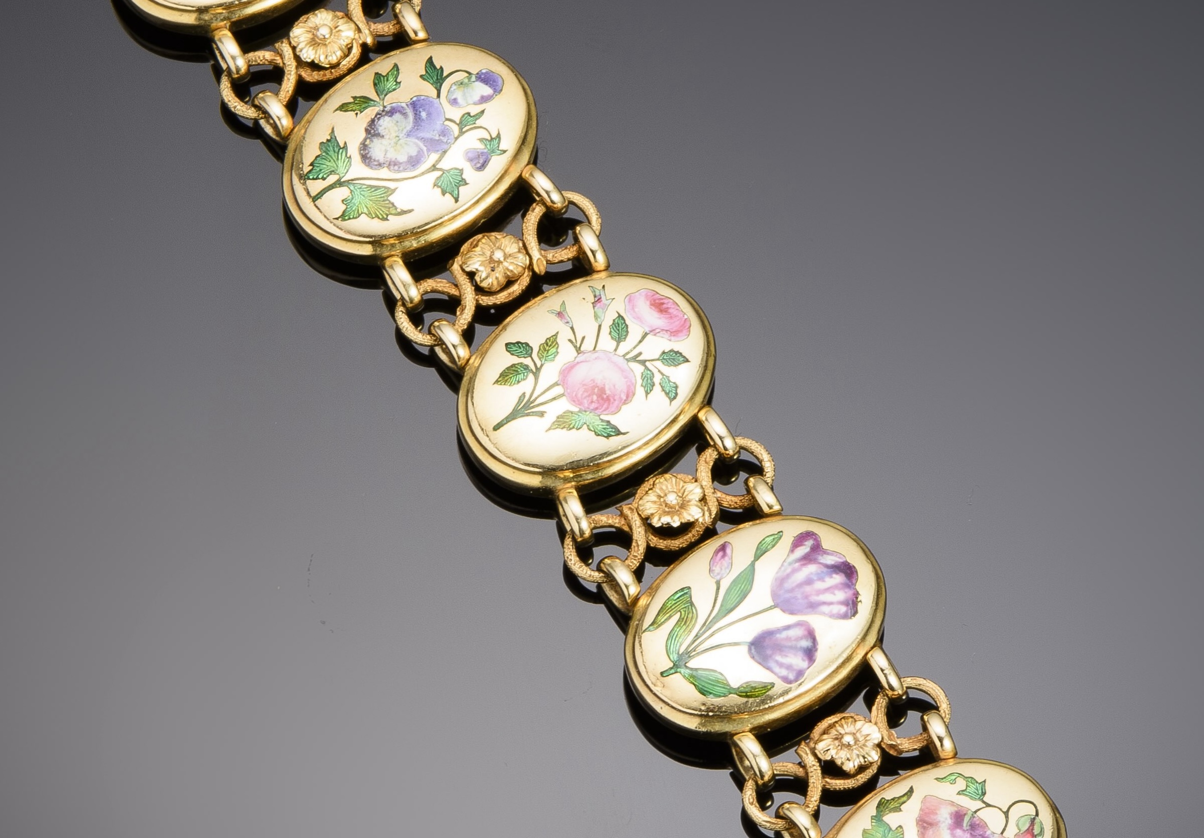 Bracelet émaillé à motifs floraux. Travail français d’Alexis Payen et Eugène Soibinet à Paris vers 1850 – 1860.-2