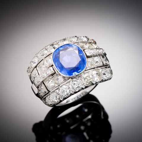 Bague Art déco saphir non chauffé (certificat du LFG) et diamants. Travail français vers 1930.