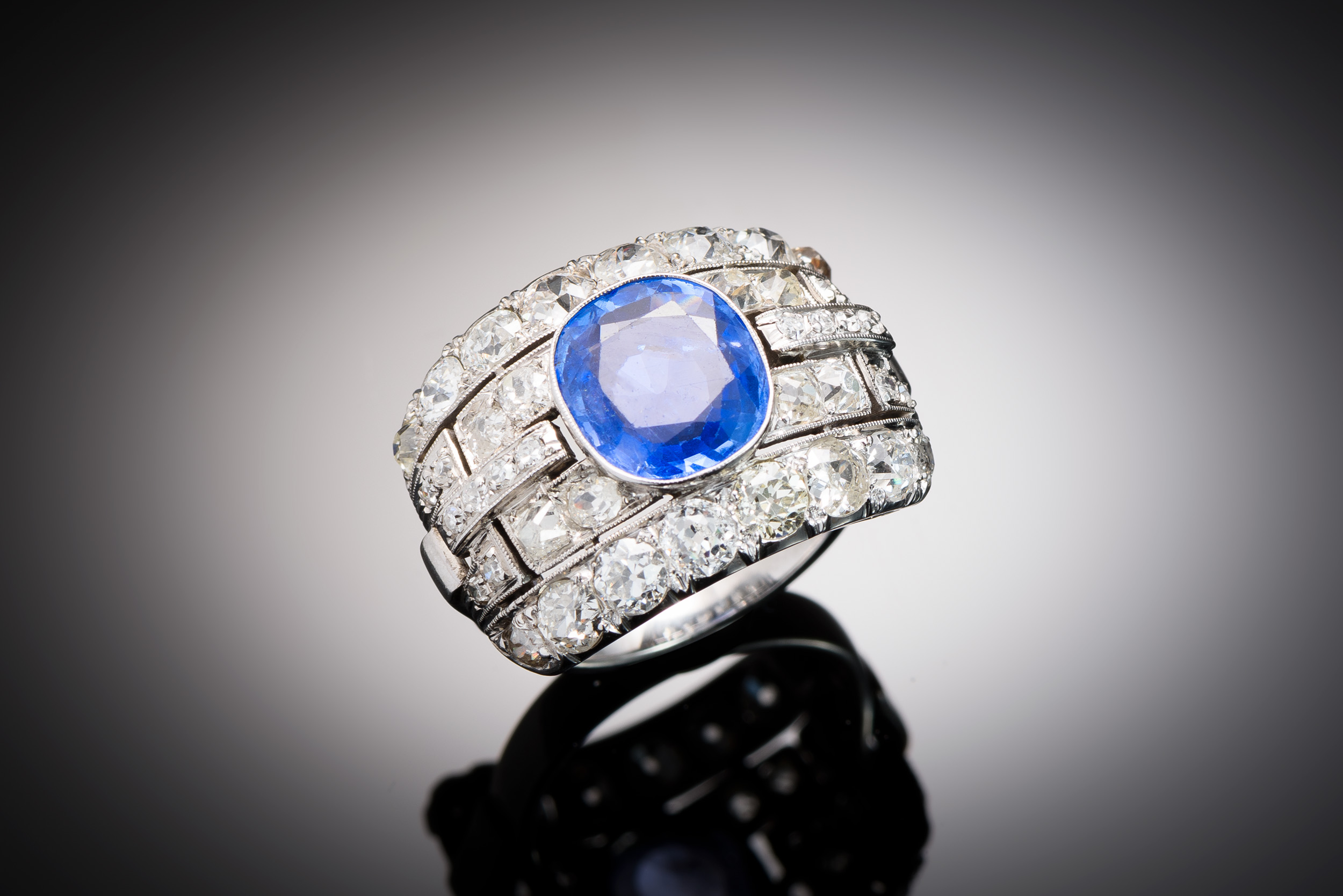 Bague Art déco saphir non chauffé (certificat du LFG) et diamants. Travail français vers 1930.-1