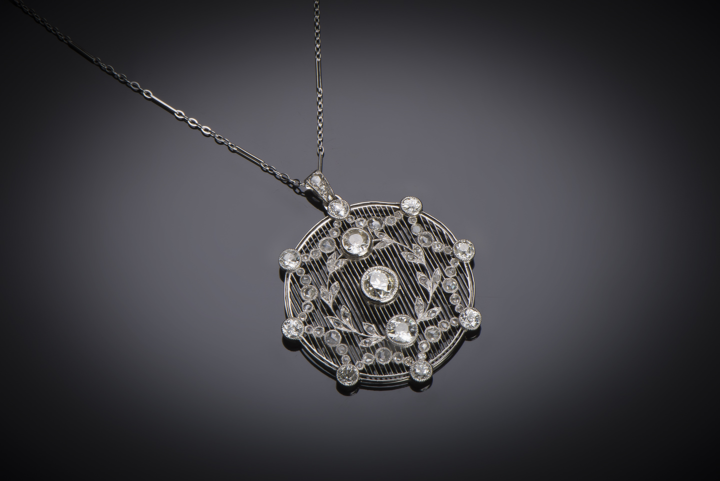 Important pendentif vers 1920 diamants (2,80 carats centre 1,10 carat), diamètre 3,9 cm-1