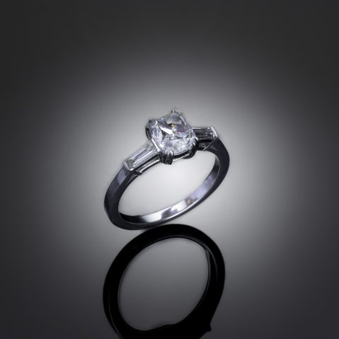 Bague diamant coussin 1,50 carat blanc exceptionnel (certificat GIA) et diamants baguette