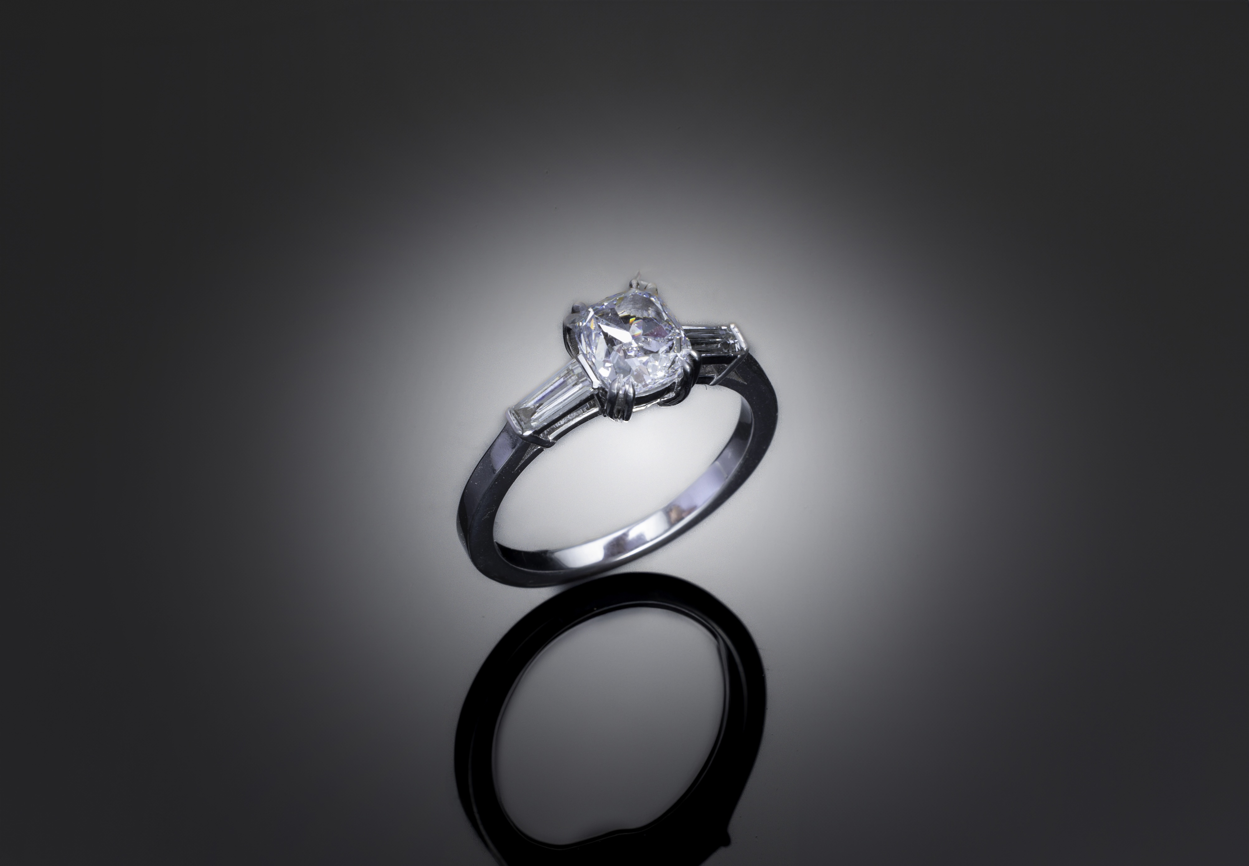 Bague diamant coussin 1,50 carat blanc exceptionnel (certificat GIA) et diamants baguette-1