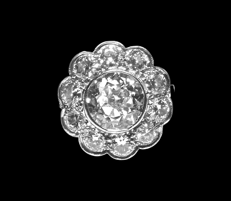 Bague Art déco diamants (3,50 carats dont central 2 carats). Travail français vers 1930.-3