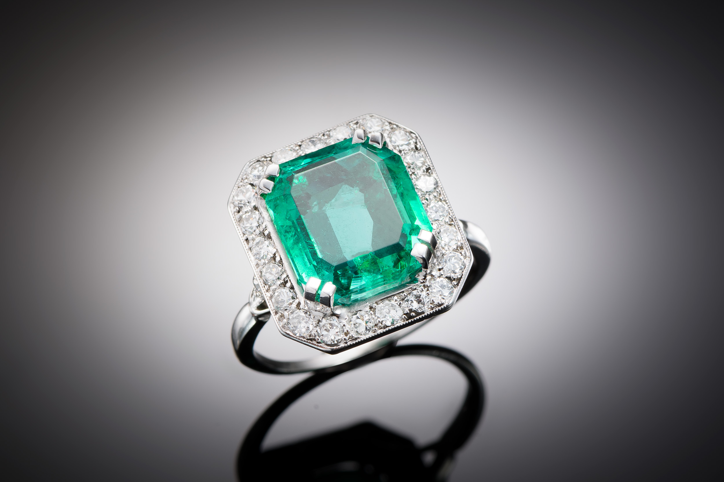 Bague émeraude de Colombie 5,25 carats vert intense / huile mineure (certificat laboratoire) et diamants-1