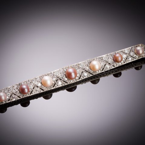 Longue broche 10 cm Art déco perles fines de différentes couleurs et diamants. Travail français en platine vers 1925.