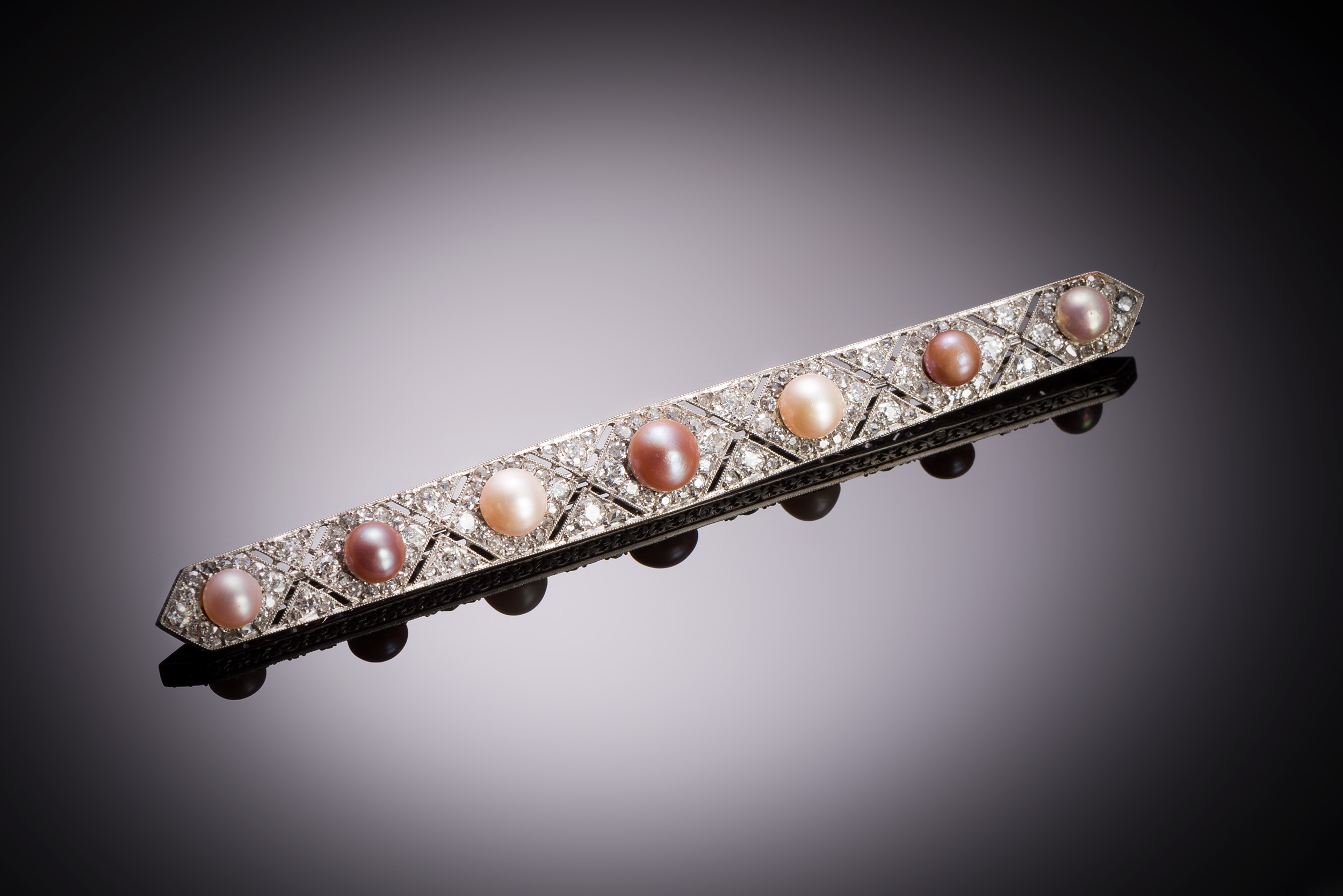 Longue broche 10 cm Art déco perles fines de différentes couleurs et diamants. Travail français en platine vers 1925.-1