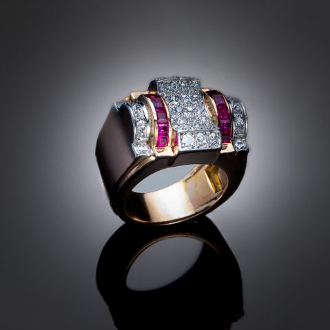 Bague tank diamants et rubis calibrés, or et platine. Travail français vers 1940 (poinçon de maître initiales MT).