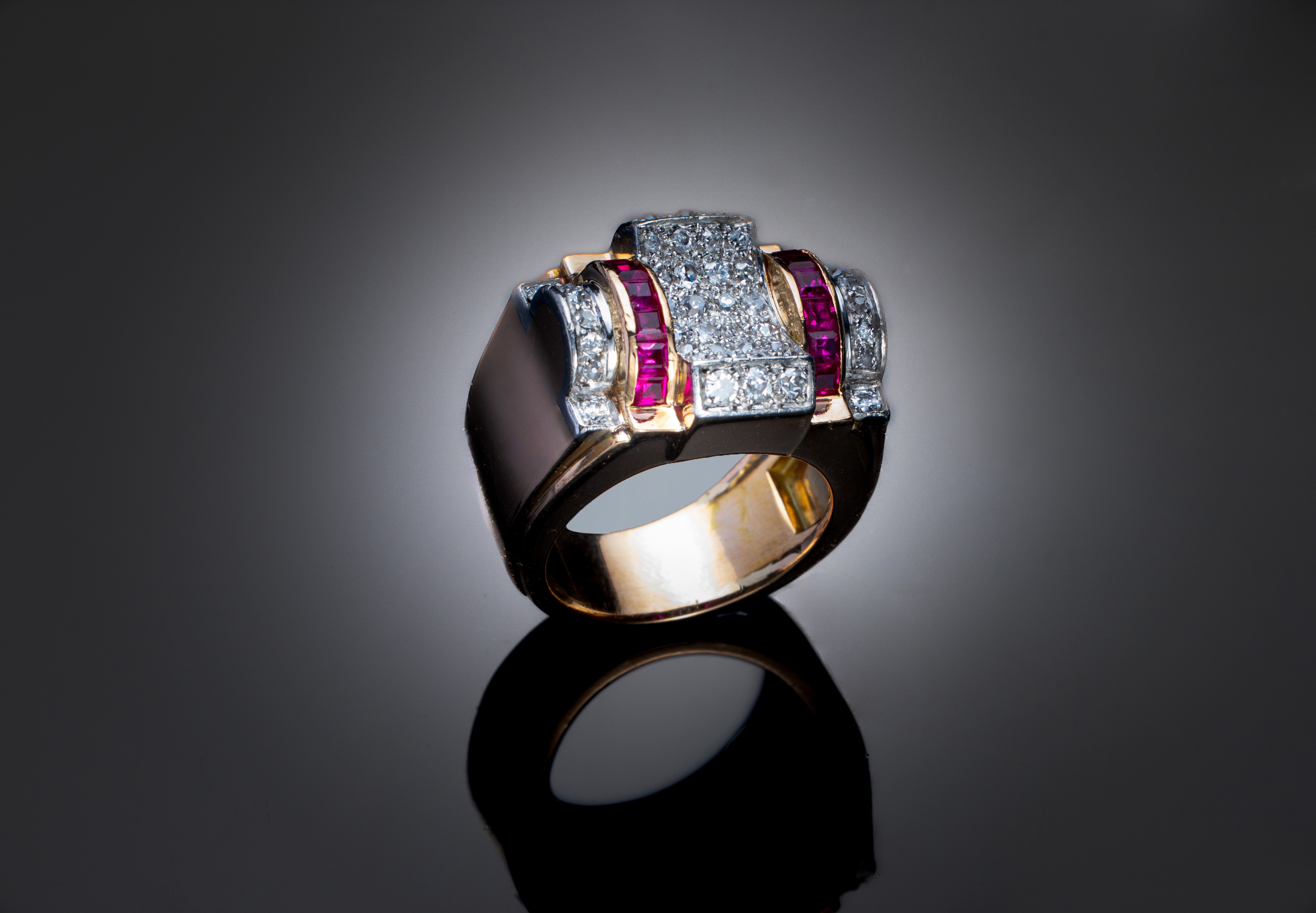 Bague tank diamants et rubis calibrés, or et platine. Travail français vers 1940 (poinçon de maître initiales MT).-1