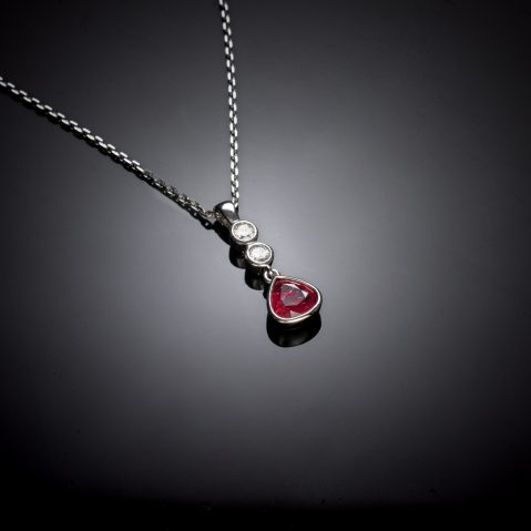 Pendentif et sa chaîne rubis naturel poire « sang de pigeon » (Certificat laboratoire) diamants
