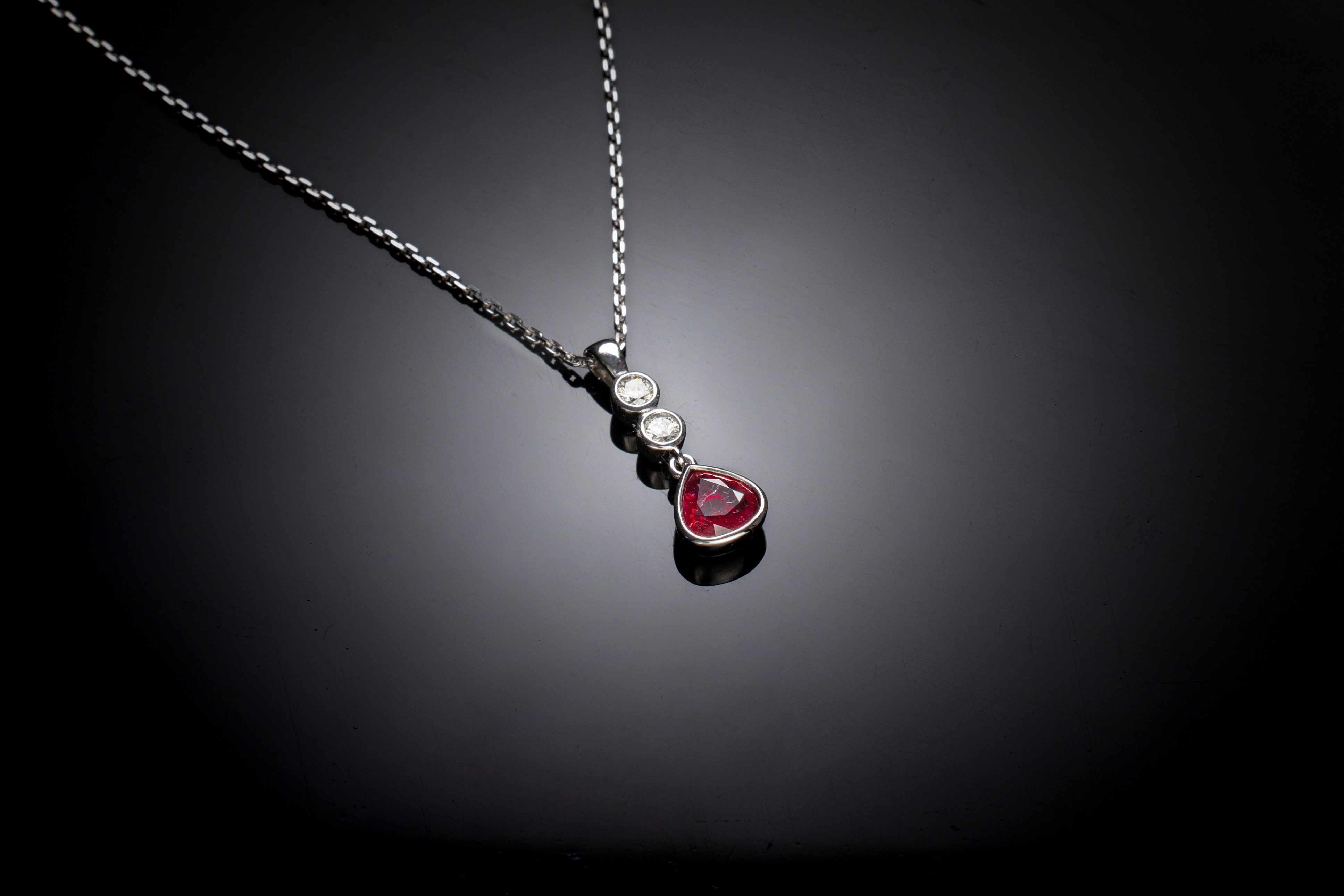 Pendentif et sa chaîne rubis naturel poire « sang de pigeon » (Certificat laboratoire) diamants-1