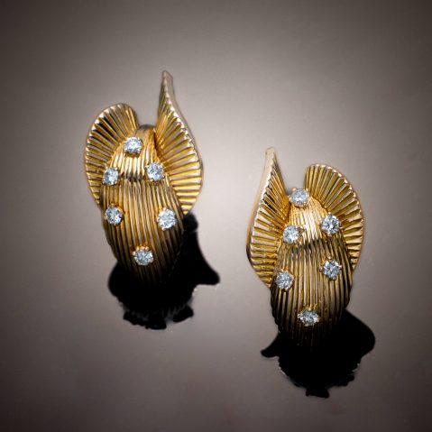 Boucles d’oreilles diamants. Travail français vers 1940 – 1950.