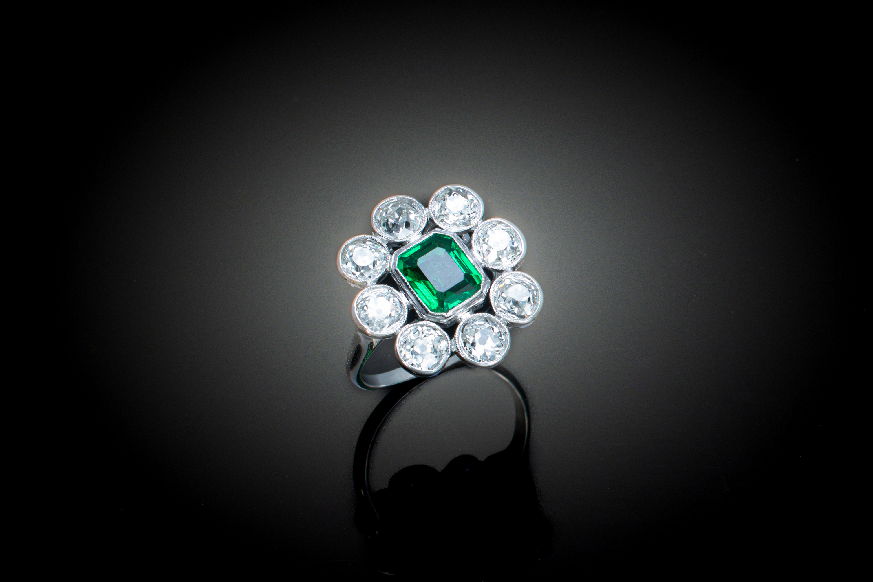 Bague Art déco émeraude Colombie vert intense (examen du Laboratoire Français de Gemmologie) et diamants sur platine-1