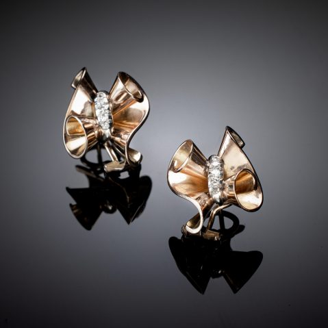 Boucles d’oreilles nœuds diamants. Travail français vers 1940 – 1950.
