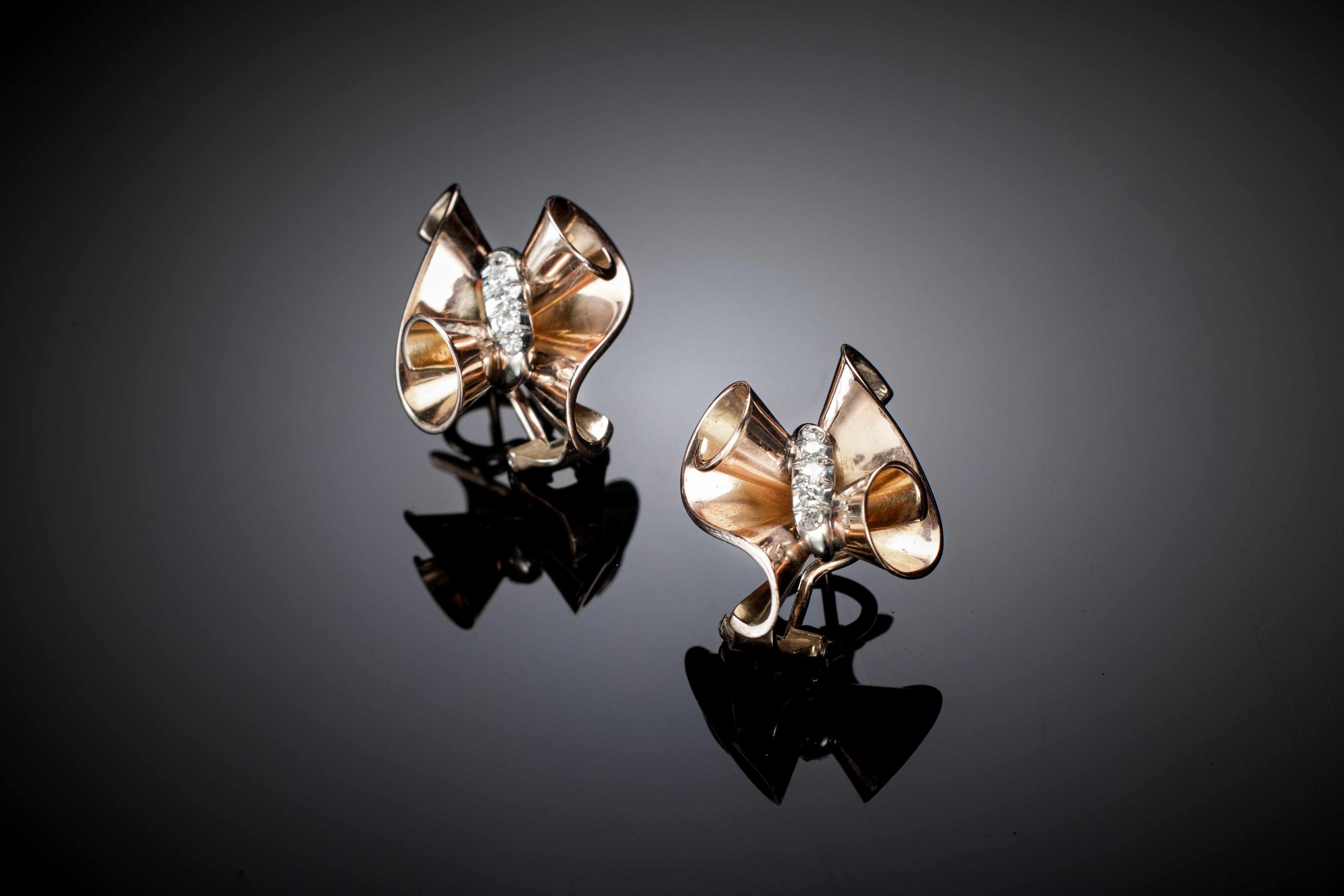 Boucles d’oreilles nœuds diamants. Travail français vers 1940 – 1950.-1