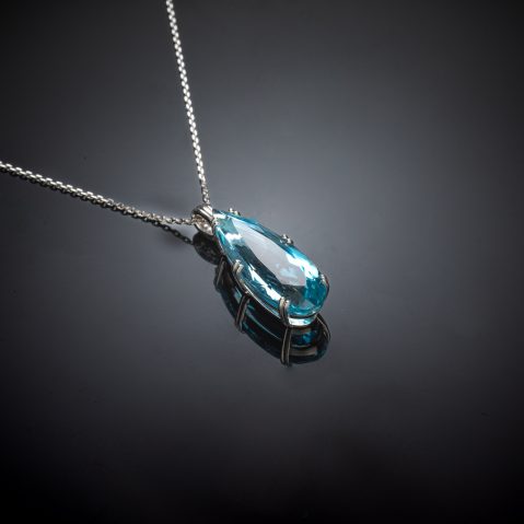 Pendentif et sa chaîne aigue-marine Santa Maria (13,96 carats, certificat laboratoire)