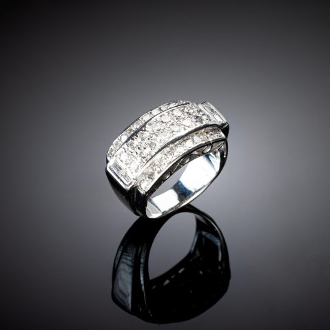Bague moderniste diamants. Travail français vers 1935.