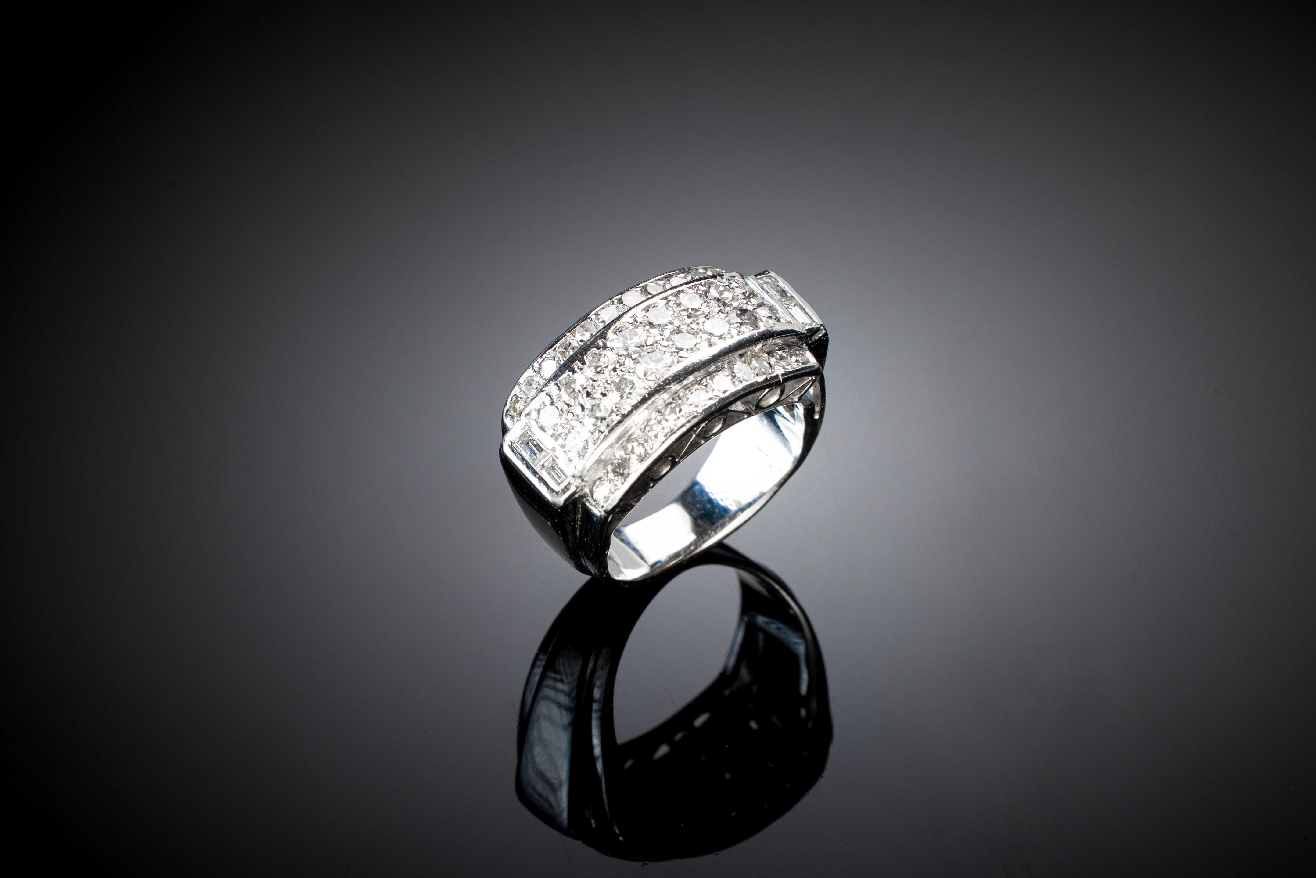 Bague moderniste diamants. Travail français vers 1935.-1