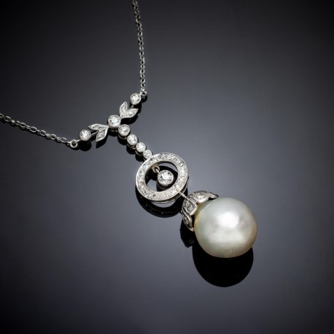 Collier Art Déco perle (13 mm) diamants. Travail français vers 1930.
