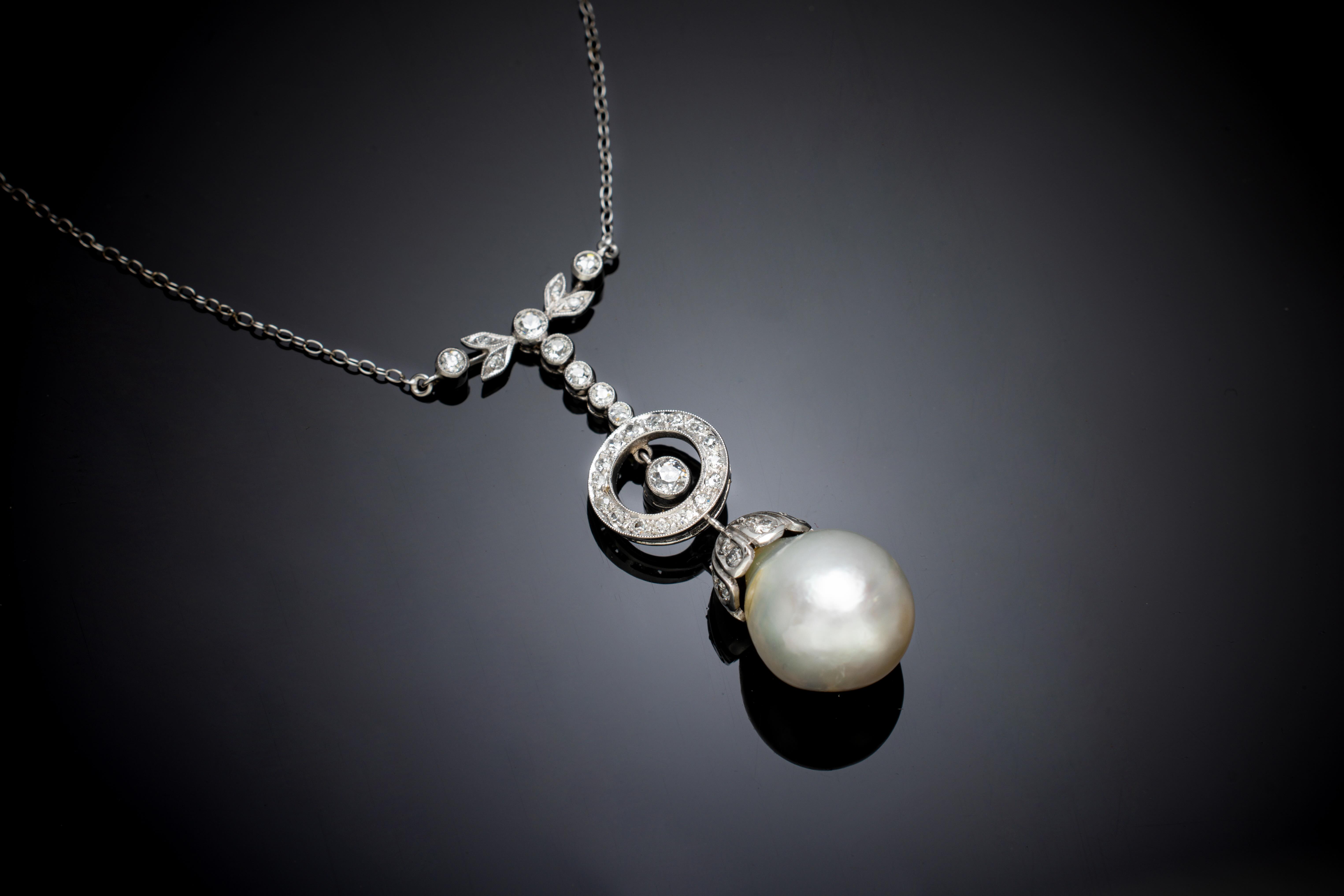 Collier Art Déco perle (13 mm) diamants. Travail français vers 1930.-1