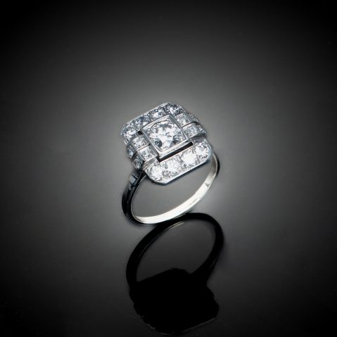 Bague Art déco diamants (1,80 carat). Travail français vers 1930.
