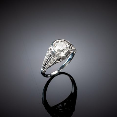Bague Art Déco diamants (principal 1,5 carat avec certificat). Travail français vers 1935.