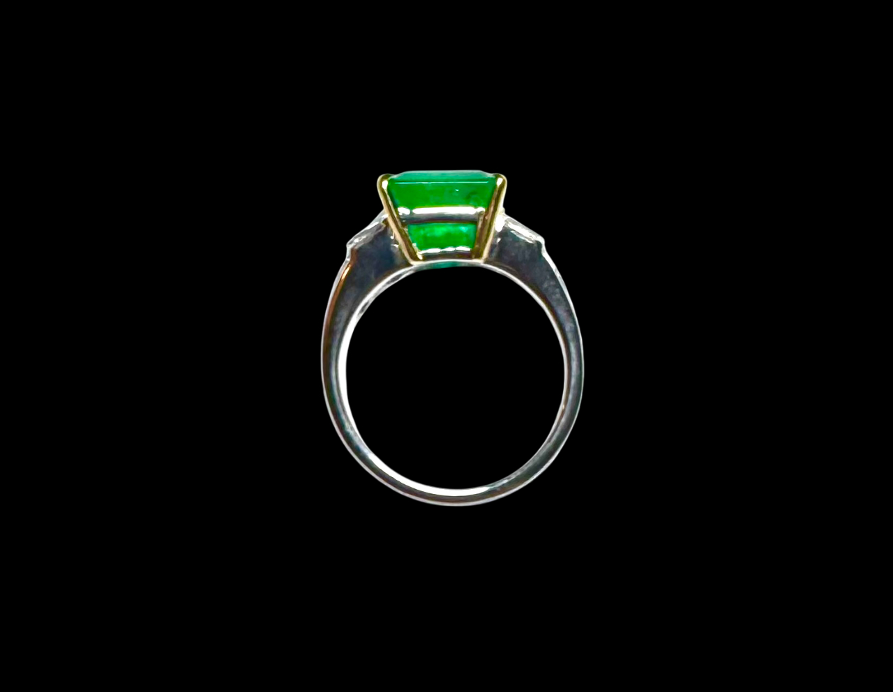 Bague émeraude de 4,78 carats, origine Colombie vert intense « Muzo Green »  (certificat laboratoire) et diamants tapers. Travail français vers 1980.-2