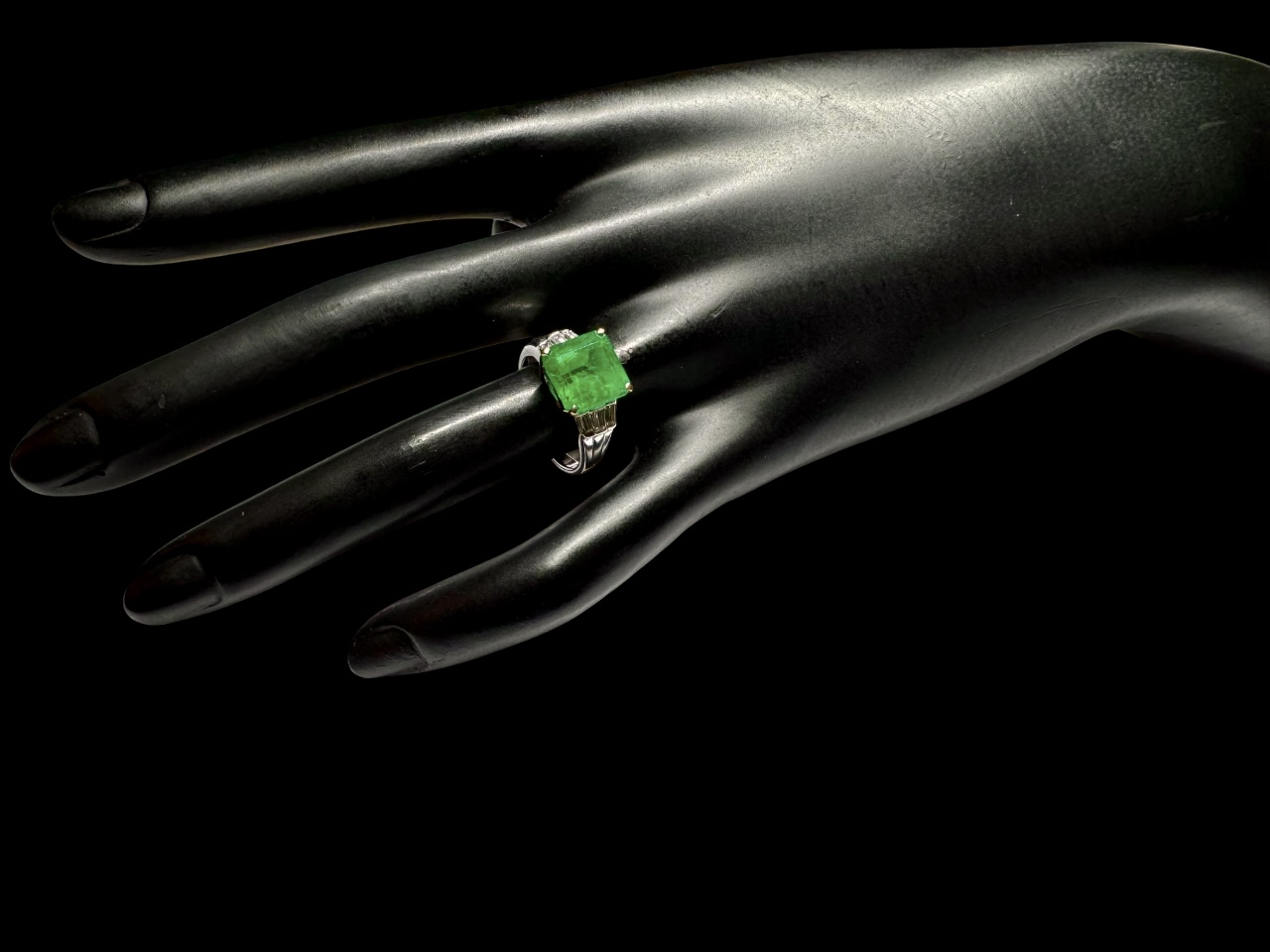 Bague émeraude de 4,78 carats, origine Colombie vert intense « Muzo Green »  (certificat laboratoire) et diamants tapers. Travail français vers 1980.-3
