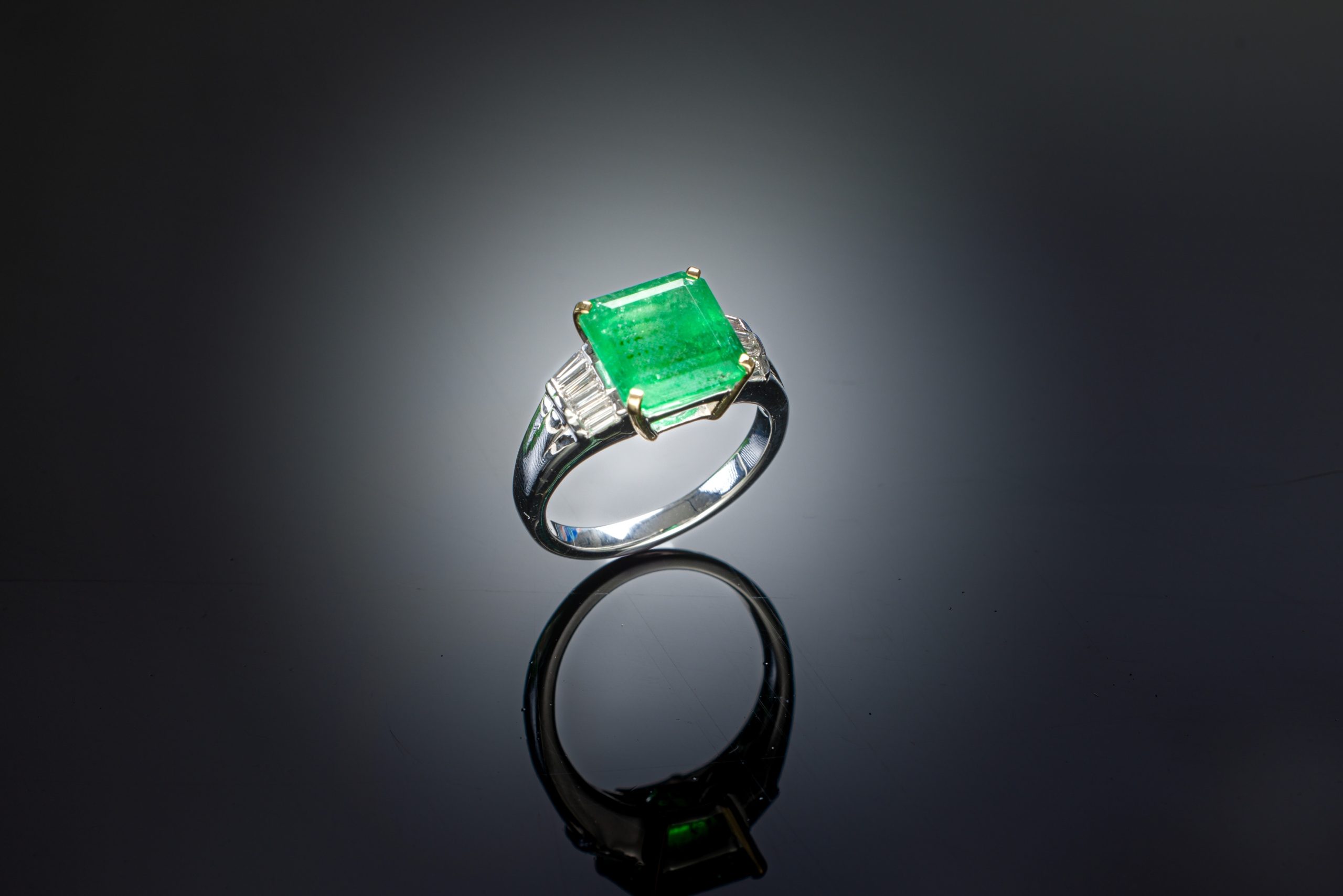 Bague émeraude de 4,78 carats, origine Colombie vert intense « Muzo Green »  (certificat laboratoire) et diamants tapers. Travail français vers 1980.-1