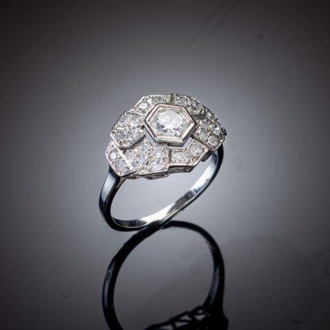 Bague diamants Art Déco en platine. Travail français vers 1930.