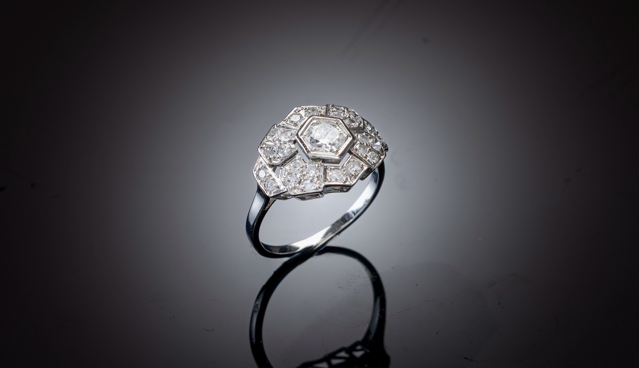 Bague diamants Art Déco en platine. Travail français vers 1930.-1