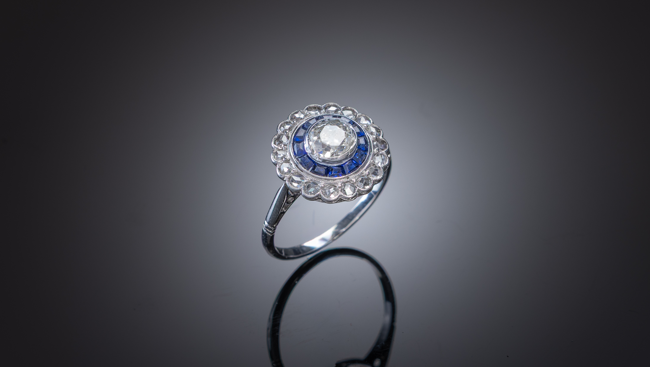 Bague Art déco diamants et saphirs calibrés. Travail français vers 1930.-1