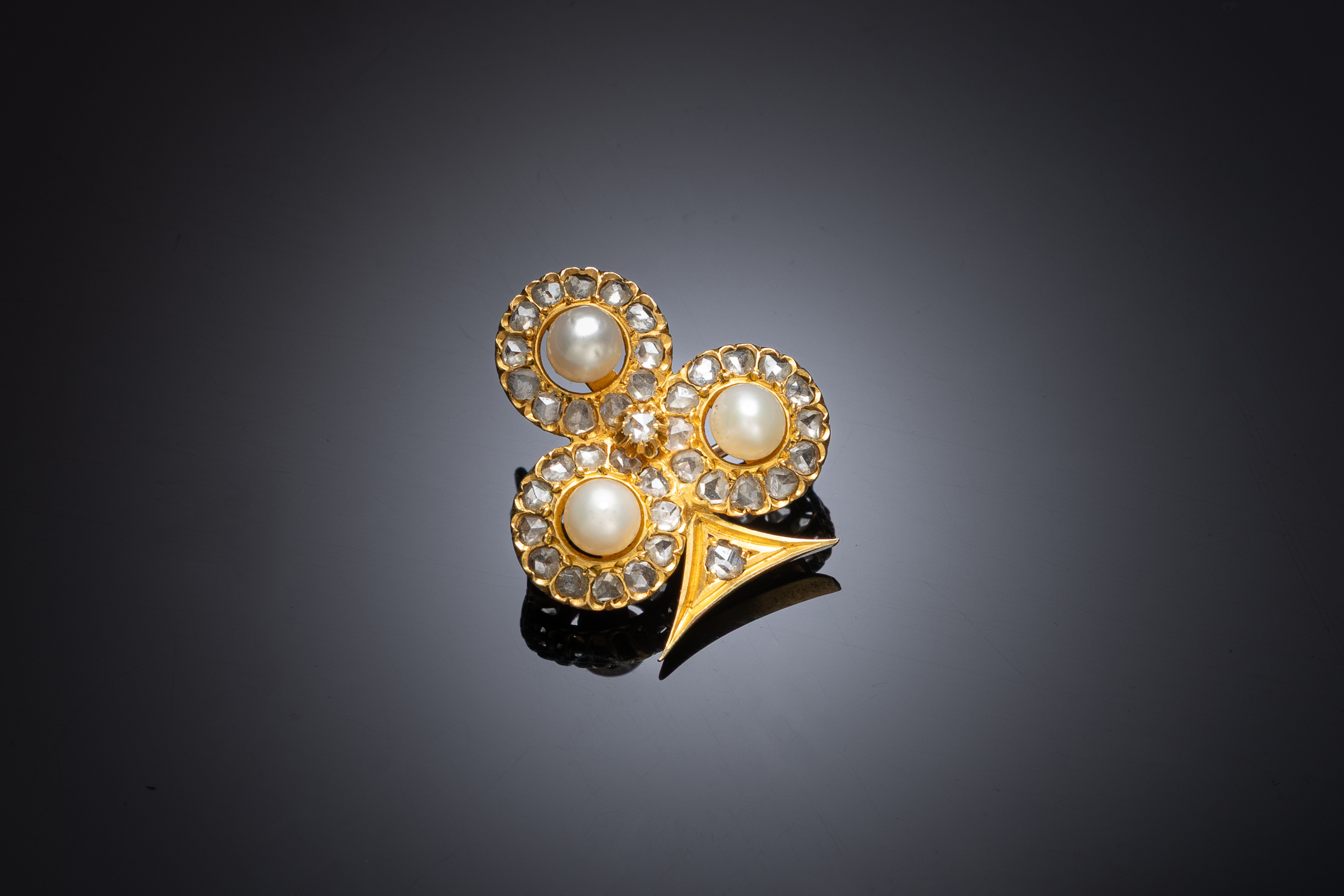 Broche / pendentif trèfle perles fines et diamants. Travail français de la deuxième moitié du XIXe siècle.-1