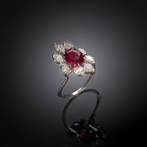 Bague vintage rubis naturel rouge intense 2,60 carats (examen Laboratoire Français de Gemmologie) et diamants marquise (1,80 carat). Travail français vers 1970.