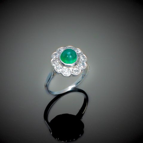 Bague Art déco émeraude pain de sucre et diamants