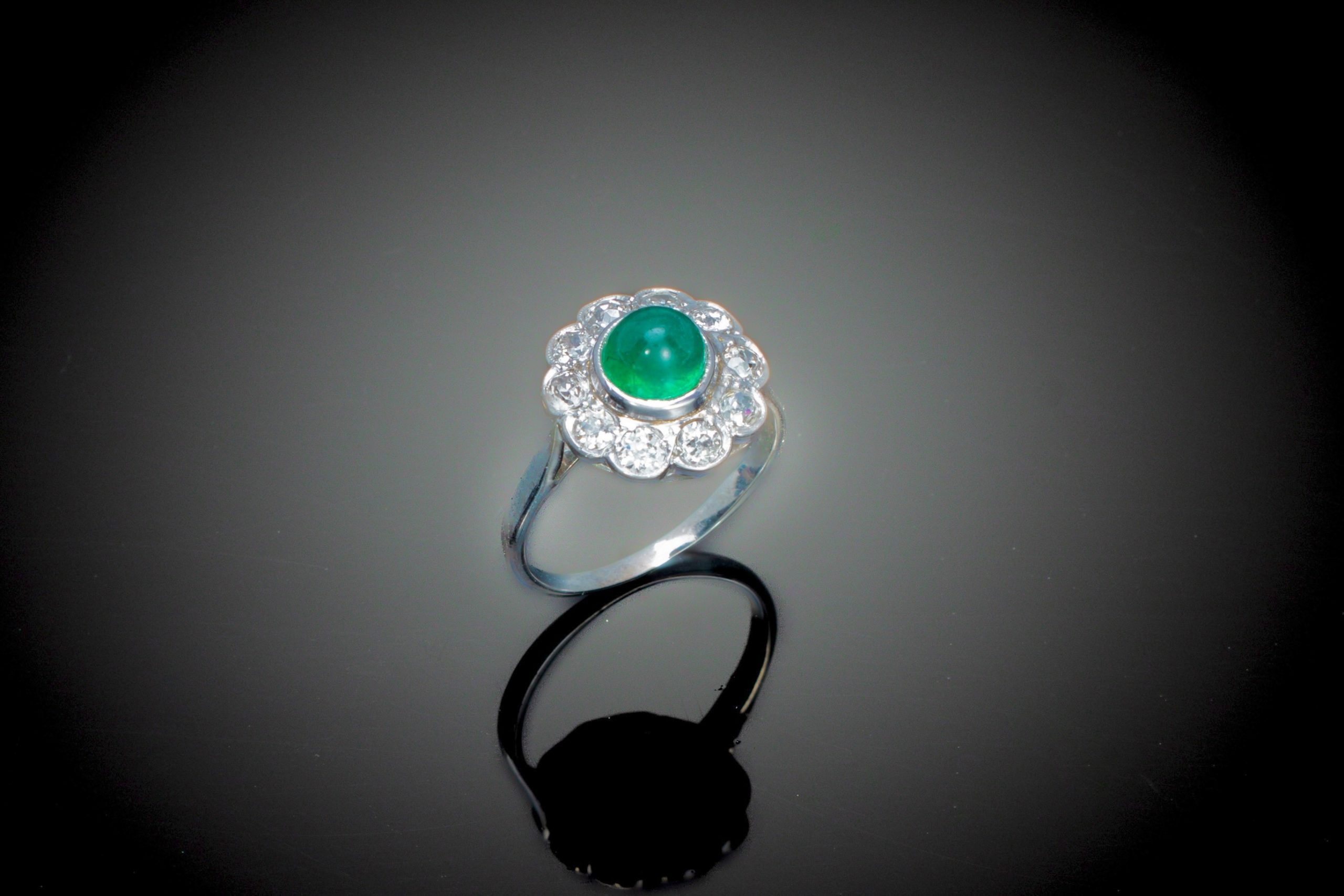 Bague Art déco émeraude pain de sucre et diamants-1