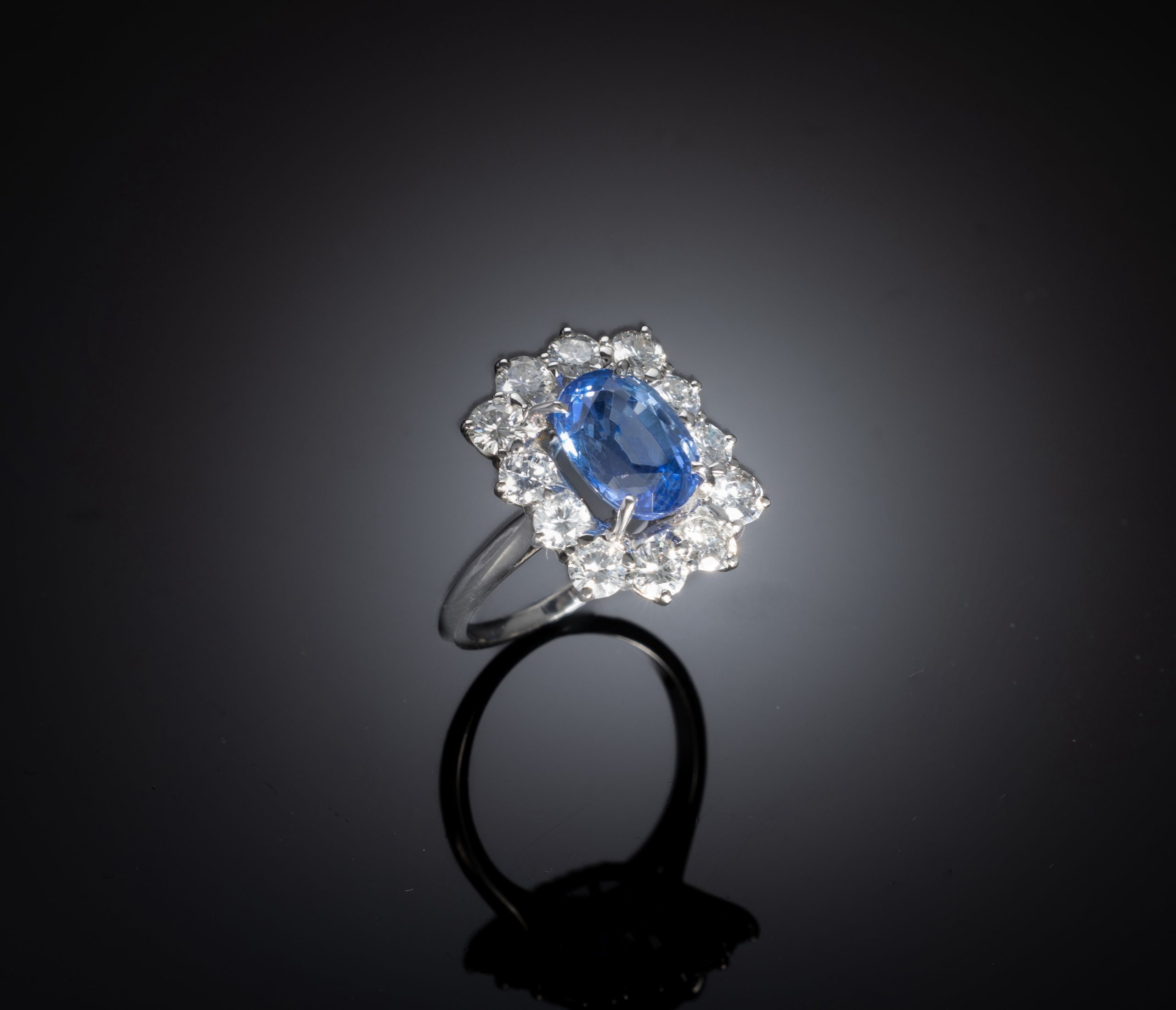 Bague vintage saphir naturel, non chauffé de 4,34 carats (certificat laboratoire) et diamants brillant (1,60 carat)-1