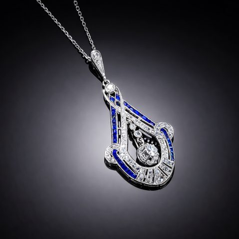 Pendentif et sa chaîne diamants et saphirs calibrés Art déco. Travail français vers 1930.